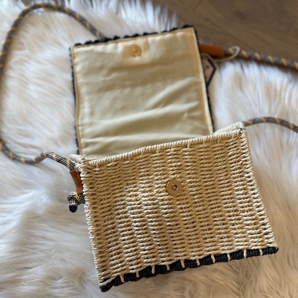 Stylish Black and Cream Crossbody Bag with Starfish Accent - Picture 2 of 5